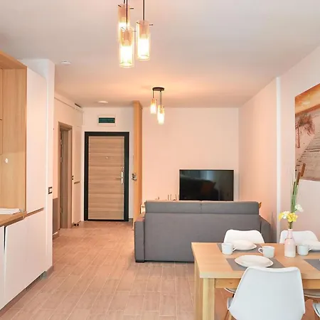 Opal Luxury 110 N Pool Apartment Năvodari
